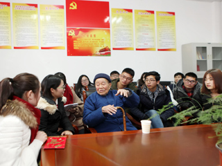 抗战老兵吴其昌为色综合久久久久无码专区贫困学生捐款并进行爱国主义教育