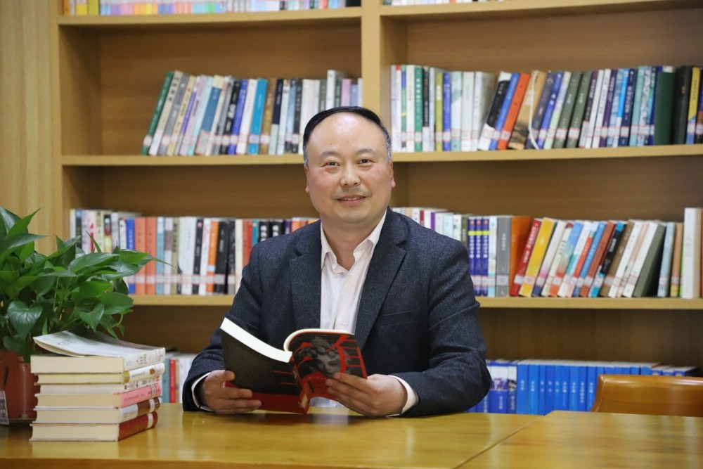 【校友风采】全国杰出中小学中青年教师、正高级特级教师--韩东